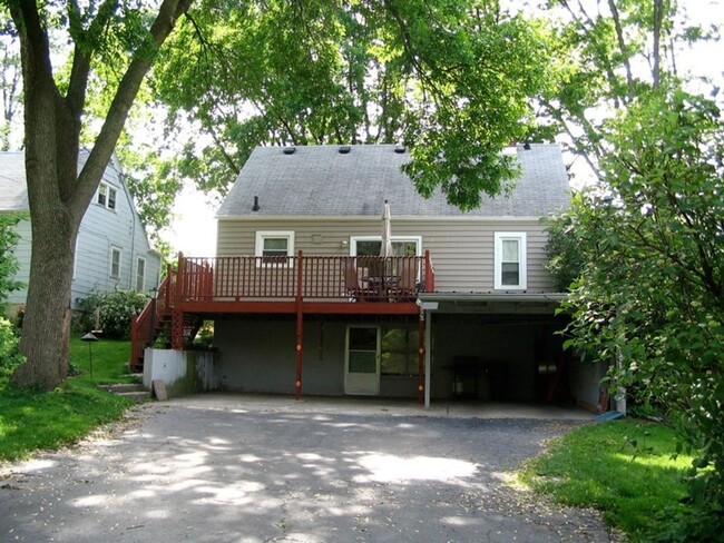 Building Photo - 3+ Bedroom house close to Kinnick and UIHC