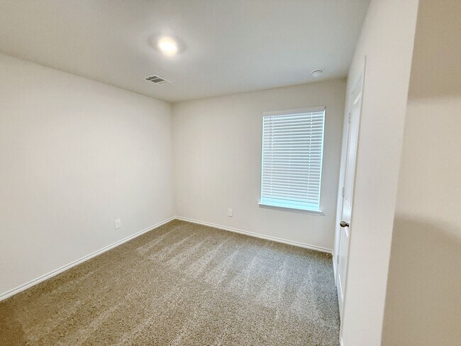 Building Photo - 4/2 in Sweetwater Springs Community, Sherman