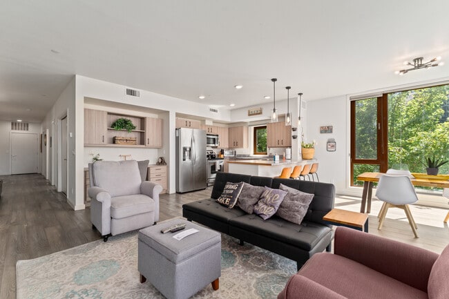 Building Photo - 2220 W Woodin Ave