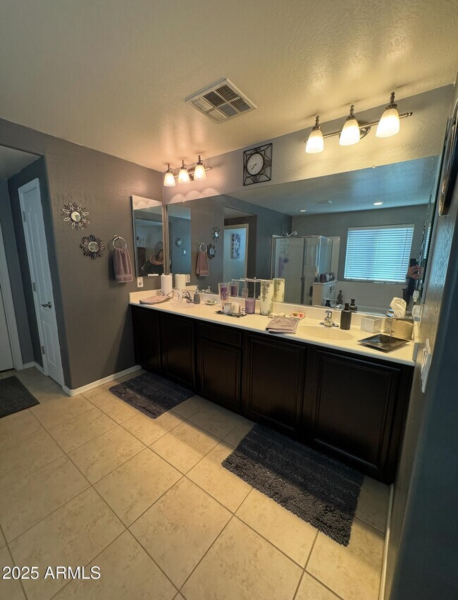 Building Photo - 40571 W Park Hill Dr