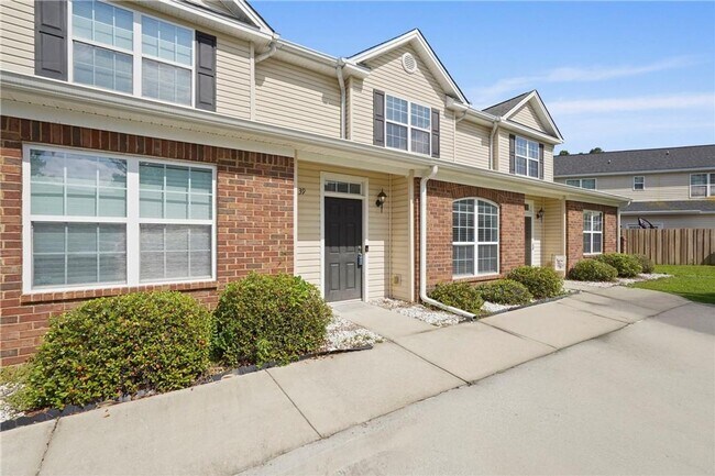 Building Photo - Spacious 3-Bedroom Townhouse in Prime Savannah Location!