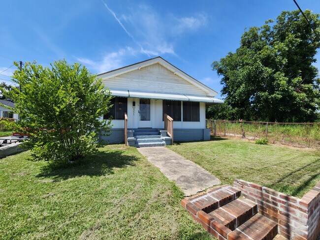 Primary Photo - 1771 Old Savannah Rd