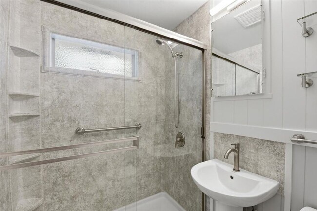 Building Photo - 1Bd/1Ba Seattle Home