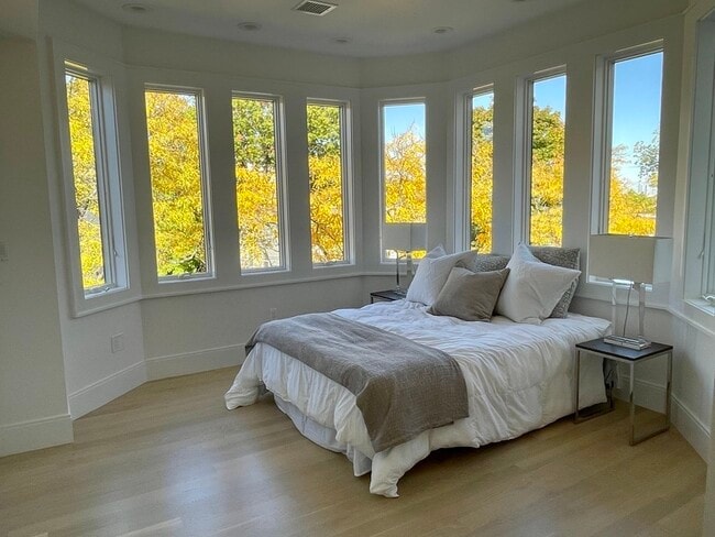 Building Photo - 89 University Rd