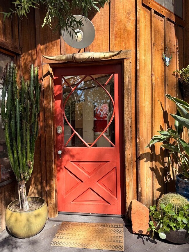 Building Photo - Furnished 1940s Beachwood Canyon Retreat with Treetop Deck + Creative Loft!