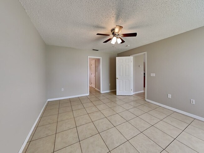 Building Photo - 817 Highland Crest Loop