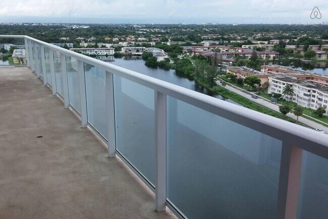 Building Photo - 1351 NE Miami Gardens Dr