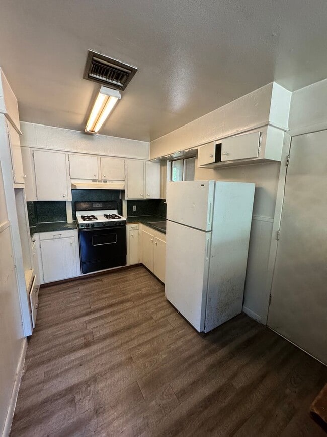 Building Photo - Cute 3 Bedroom Home