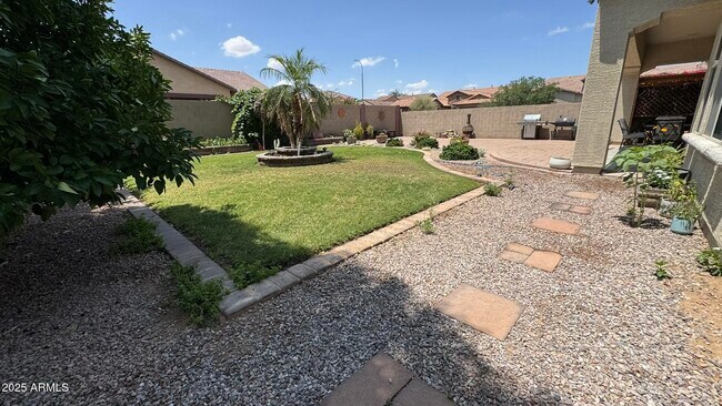 Building Photo - 2531 E Iris Dr