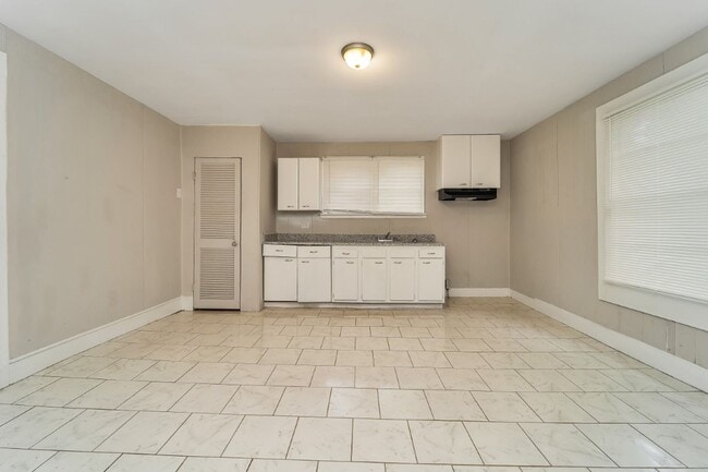 Building Photo - Cozy, Stylish, and Newly Renovated in the ...