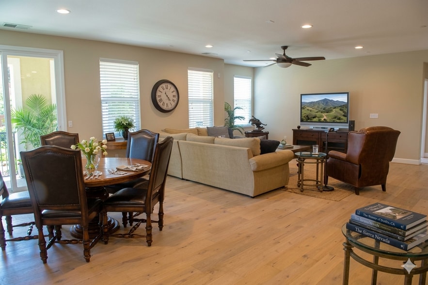 Living - 3335 Central Pky