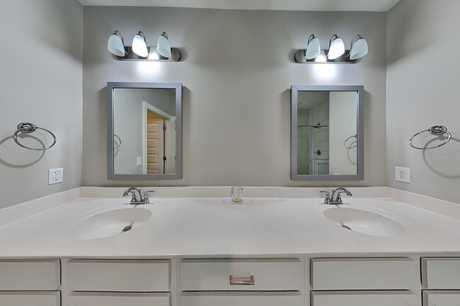 Building Photo - 1121 Camellia Ridge Dr