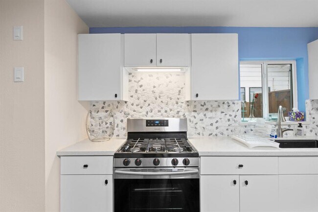 Building Photo - 907 E 53rd St