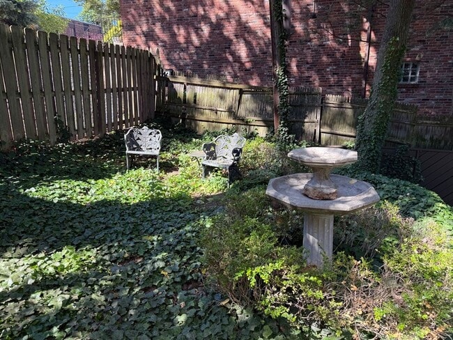 Building Photo - 506 Roslyn Pl
