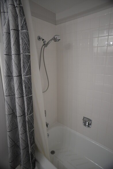 Hallway bathroom - 2862 W Long Dr
