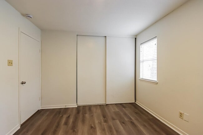 Building Photo - 10 Shallow Pond Pl