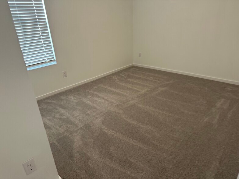 Building Photo - 4033 Equestrian Dr