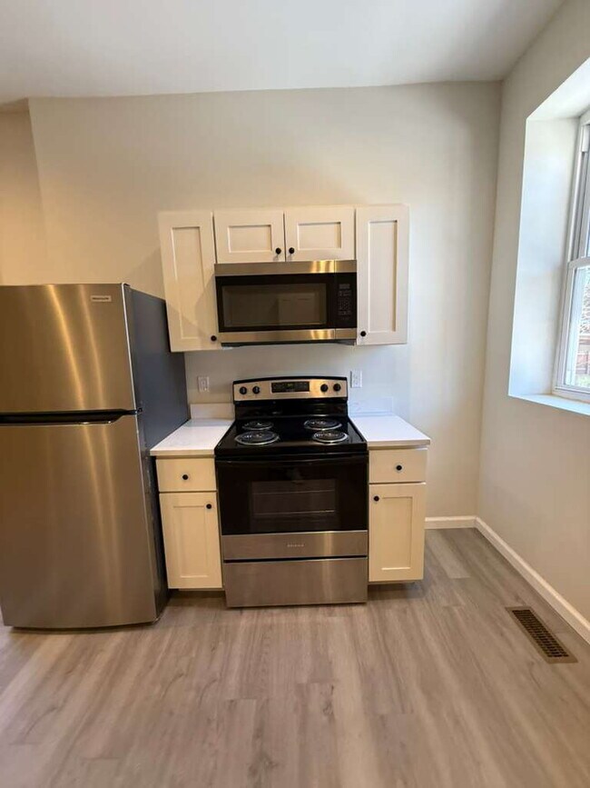 Building Photo - "Charming 2-Bed/1 bath Multiplex Gem on Nebraska Ave - 1000 Sq Ft of Comfort in St. Louis!" BENTO...