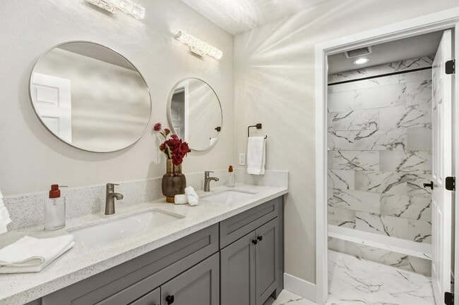 Building Photo - Home for Rent in  Midtown, Sacramento!  2 Bed/ 2 Bath