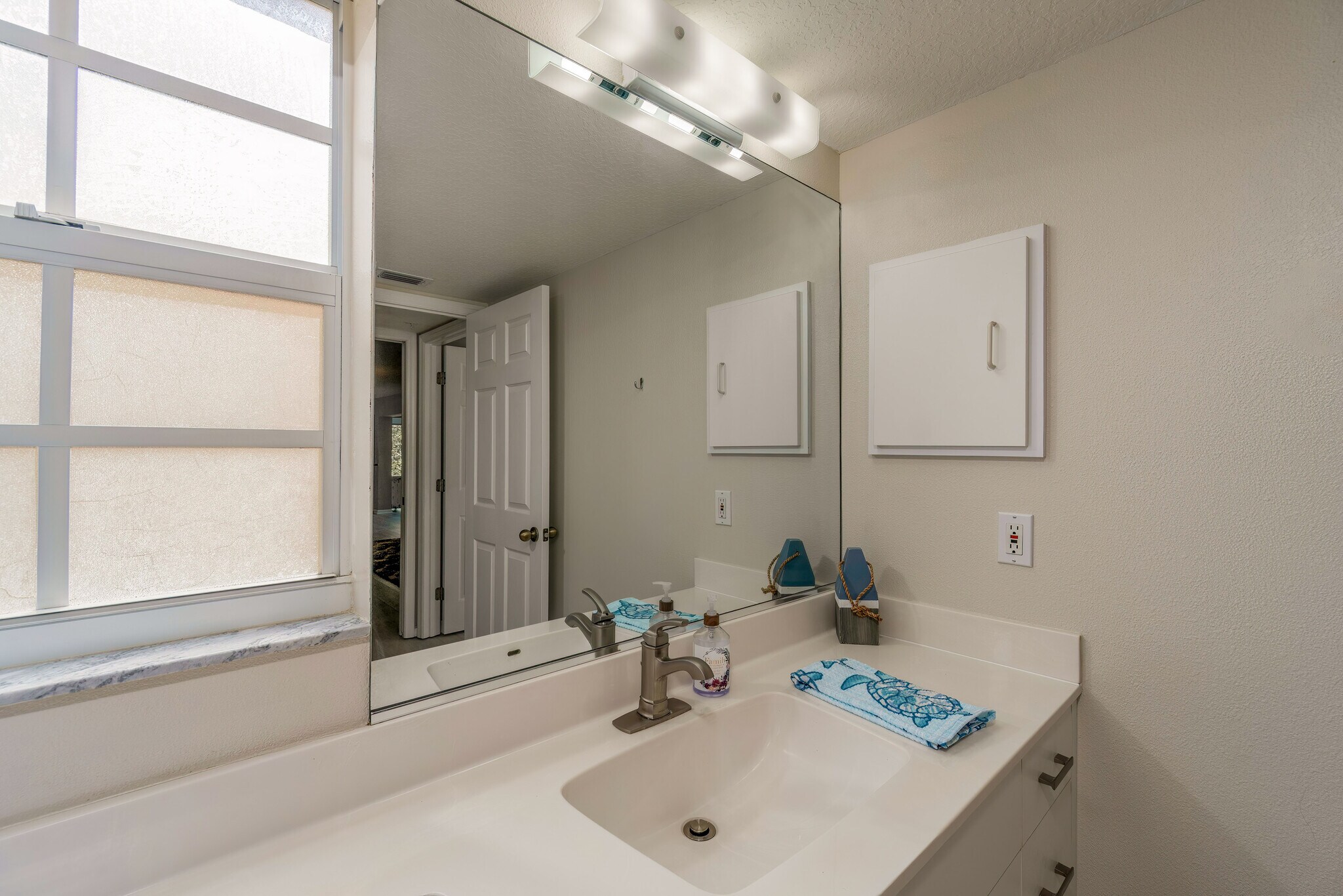 Guest Bath - 821 Montrose Dr