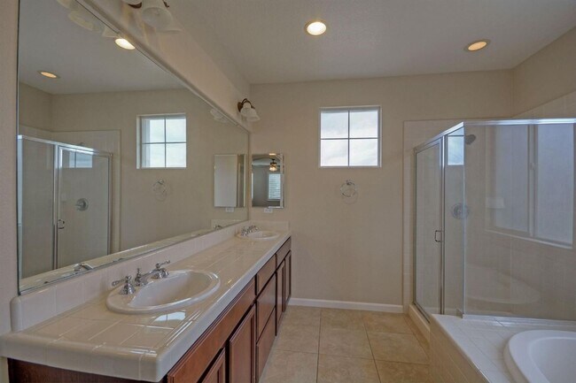 Building Photo - 4 Bedroom, 2.5 Bath - 3 Car Garage - Gorgeous!!!