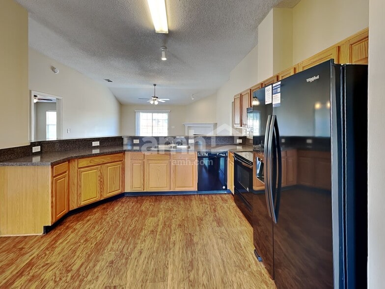 Building Photo - 468 Hillside Dr