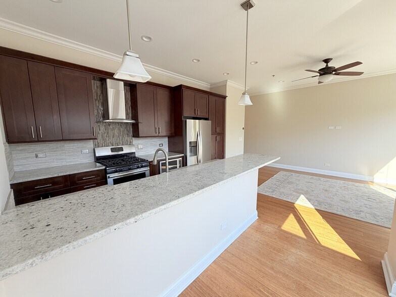 Building Photo - 1002 W Van Buren St