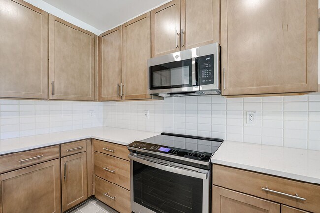 Building Photo - 4 Bedroom in Ambra Gated Community