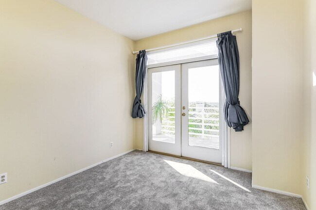 Building Photo - PENTHOUSE-STYLE UNIT IN SIGNAL HILL  w/180 degree Views 3Br/2Ba $3750mo