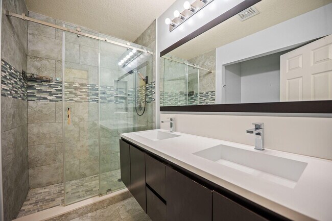 Building Photo - 9058 Alexandra Cir