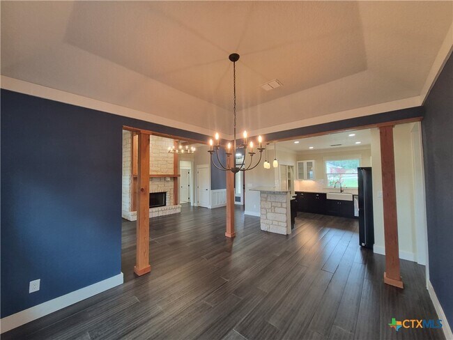 Building Photo - 427 Primrose Path