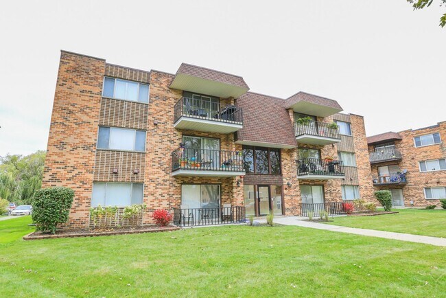 Building Photo - 7311-7321 Sandalwood Dr