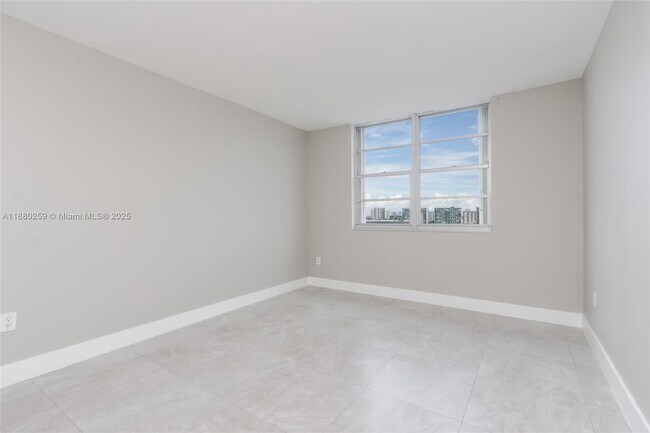 Building Photo - 500 Bayview Dr