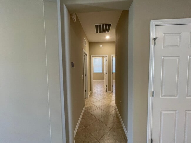 Building Photo - ***Move-In Special: 2 Weeks Free Rent! | B...