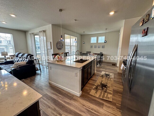 Building Photo - Luxurious fully-furnished home in Dove Vil...