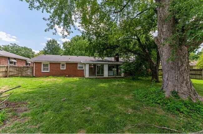 Building Photo - Large 4 Bedroom 3 Bath Home Available 7/15...
