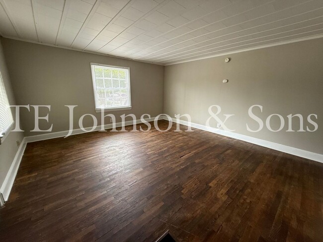 Building Photo - 1 Bedroom Duplex with Classic Charm on E 2...