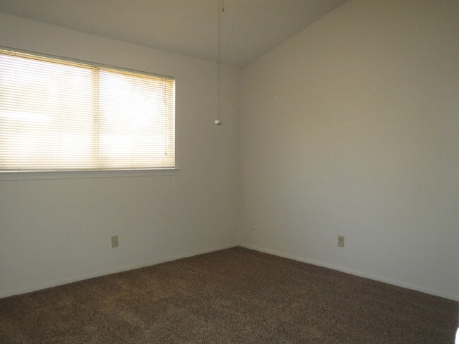 Building Photo - Spacious Headliner home with living room, ...