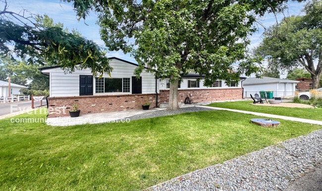 Primary Photo - Gorgeous 5-Bedroom Duplex with Fenced Yard...