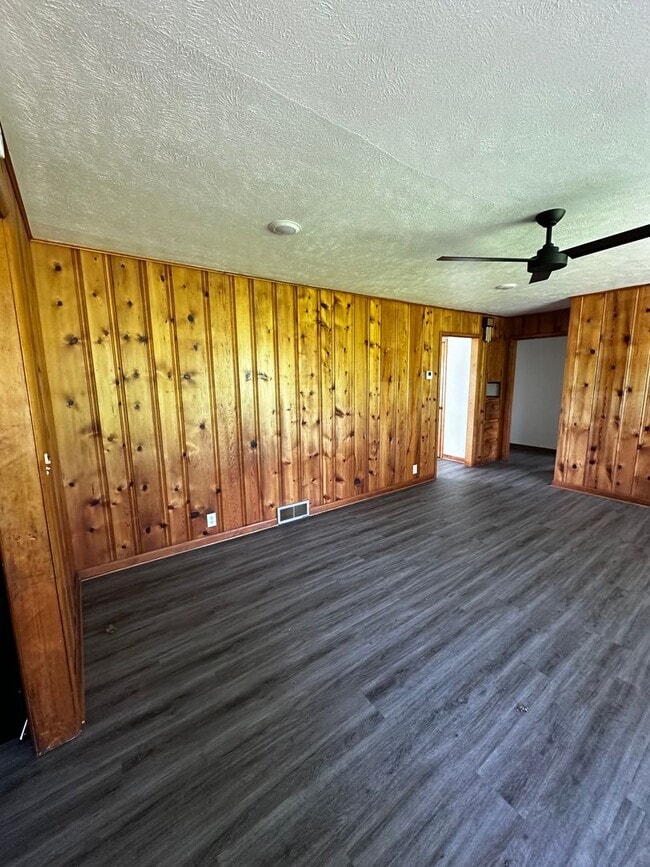 Building Photo - Residence or Office on Corner Lot!