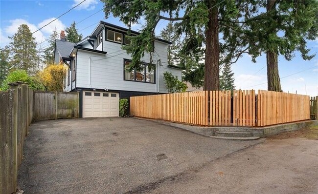 Building Photo - Highly Appealing Updated North End 4 Bedroom!