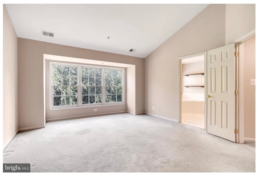 Building Photo - 213 Oak Knoll Ter