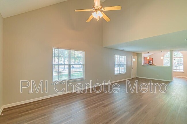 Building Photo - 8289 Christmas Ct