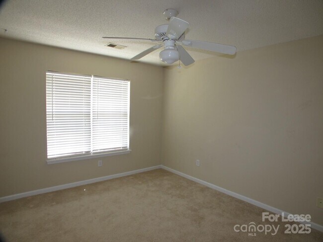 Building Photo - 10116 Forest Landing Dr