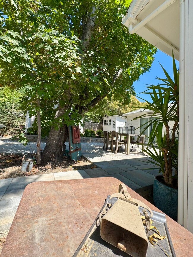 Building Photo - Available For 4+ Months!* Rare Find Furnis...