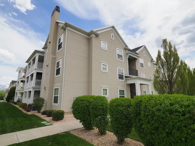 Building Photo - Beautiful Daybreak Condo