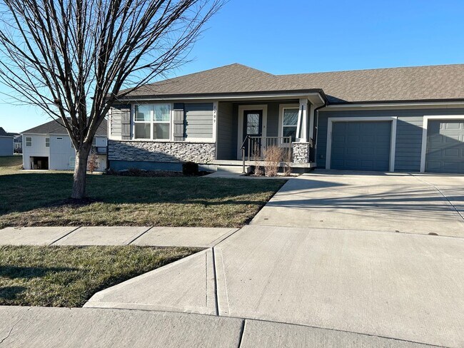 Building Photo - 2 Bed 1 Car Attached Villa with Unfinished Basement