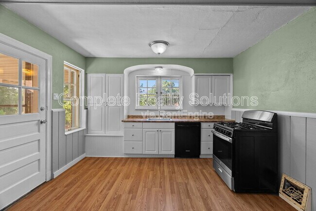 Building Photo - 8028 Wynwood Dr