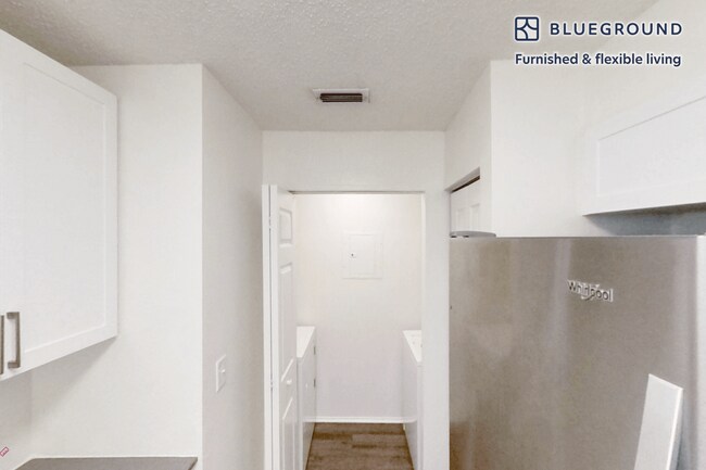 Building Photo - 100 Lexington Ridge Dr