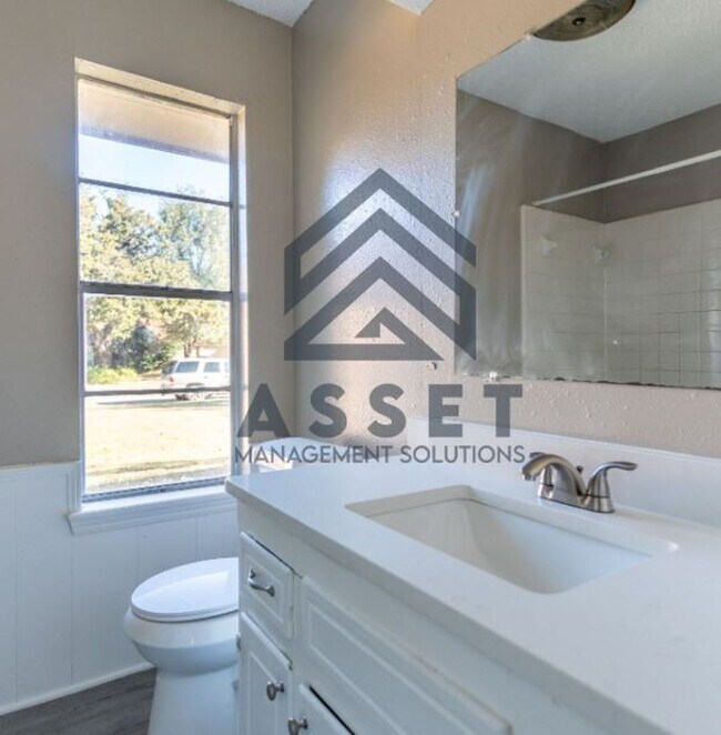 Building Photo - Charming 5 Bedroom Home Available for Lease or Rent to Own!